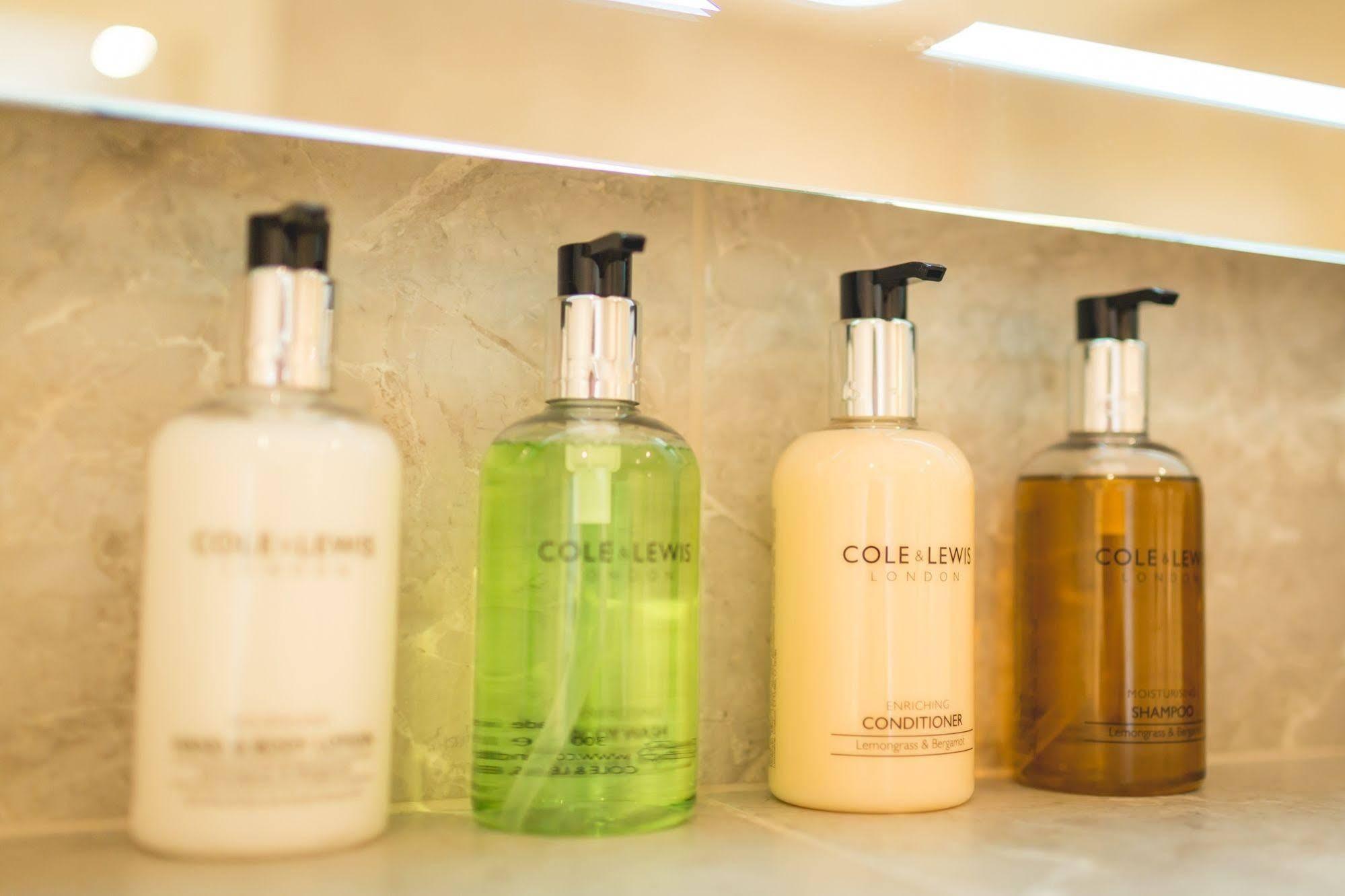 The Bower Inn Bridgwater Dış mekan fotoğraf A selection of toiletries
