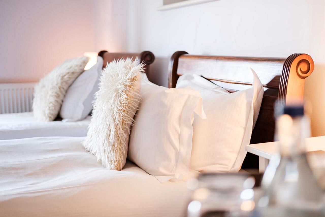 The Bower Inn Bridgwater Dış mekan fotoğraf A bed with pillows