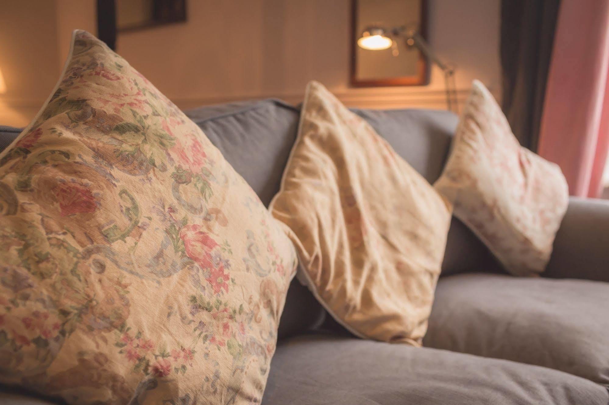 The Bower Inn Bridgwater Dış mekan fotoğraf Cushions on a sofa